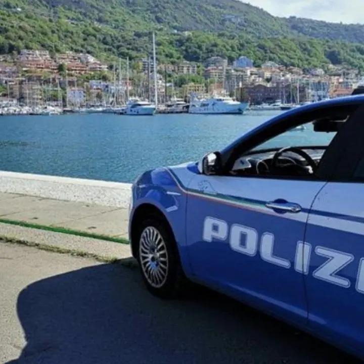 Vaga nudo per strada e cerca di fermare le auto in transito, poi aggredisce i poliziotti intervenuti: un arresto\n