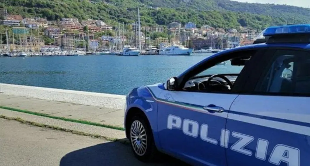 Vaga nudo per strada e cerca di fermare le auto in transito, poi aggredisce i poliziotti intervenuti: un arresto\n
