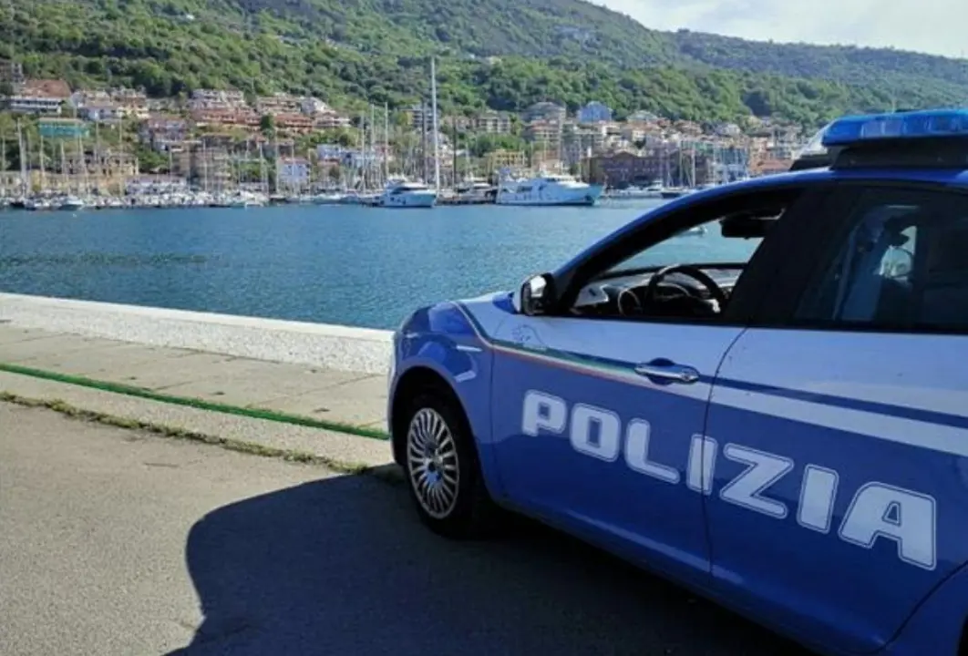 Vaga nudo per strada e cerca di fermare le auto in transito, poi aggredisce i poliziotti intervenuti: un arresto\n