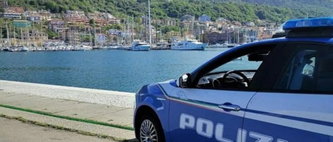 Vaga nudo per strada e cerca di fermare le auto in transito, poi aggredisce i poliziotti intervenuti: un arresto\n