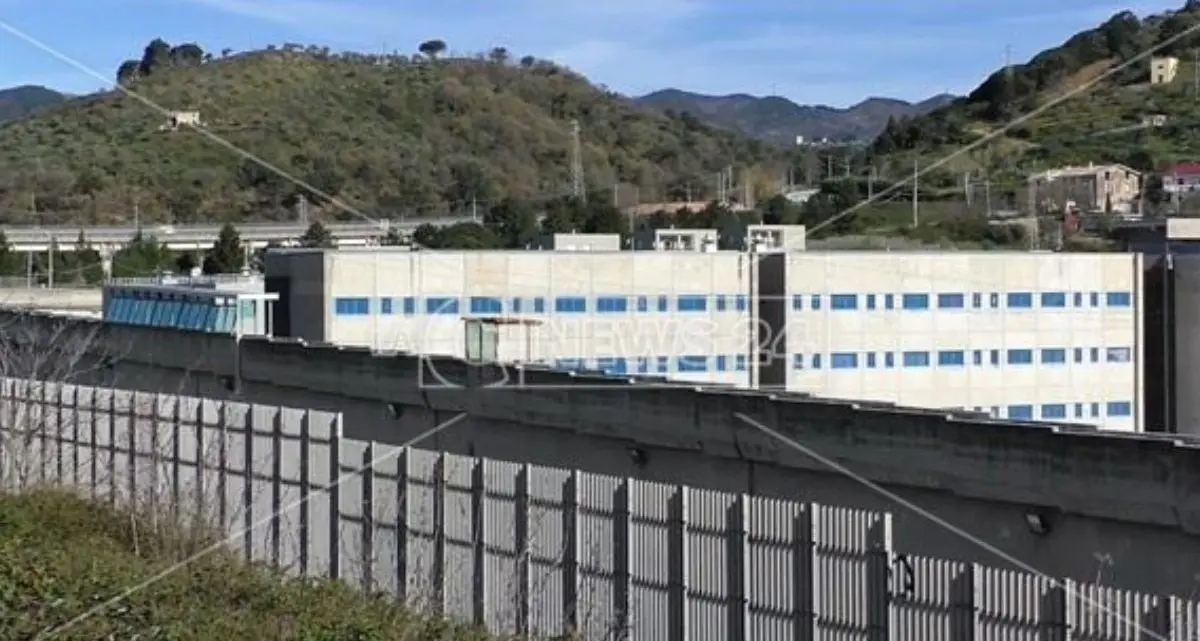 Droga e telefonini nel carcere di Catanzaro, in abbreviato dieci condanne e nove assoluzioni - NOMI\n