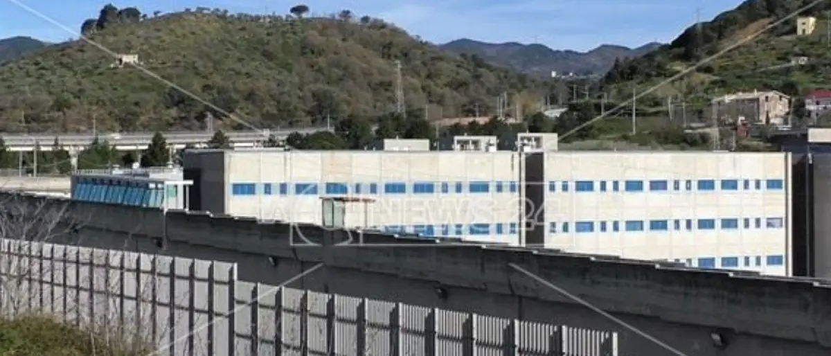 Droga e telefonini nel carcere di Catanzaro, in abbreviato dieci condanne e nove assoluzioni - NOMI\n