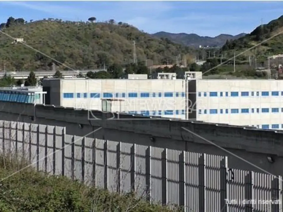 Droga e telefonini nel carcere di Catanzaro, in abbreviato dieci condanne e nove assoluzioni - NOMI
