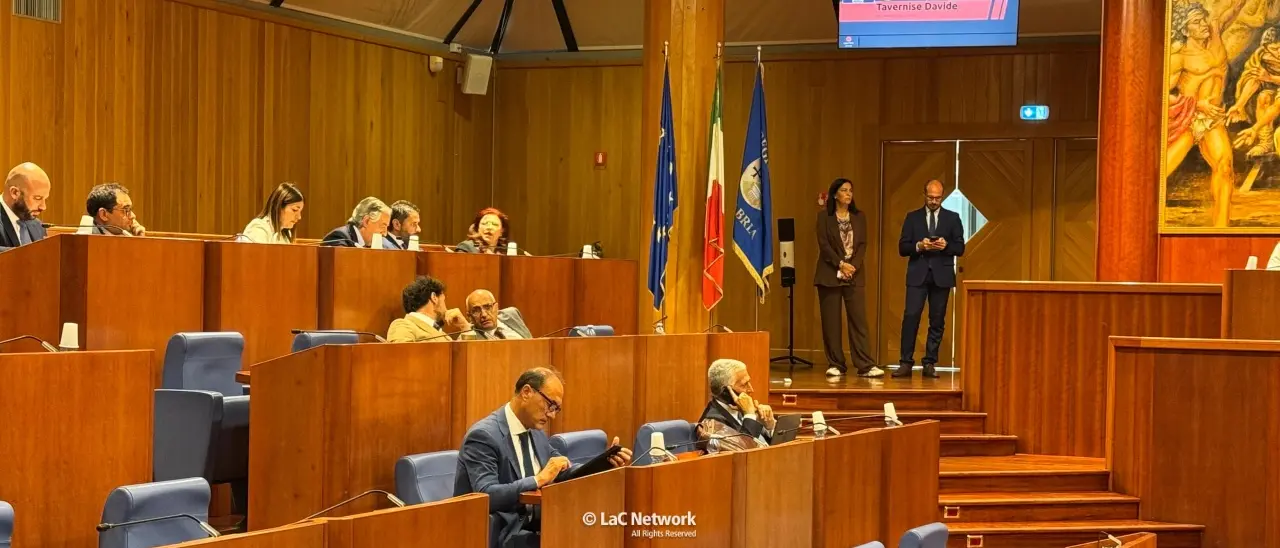 Violenza di genere, Consiglio regionale spaccato: la legge passa ma non ottiene l’unanimità\n