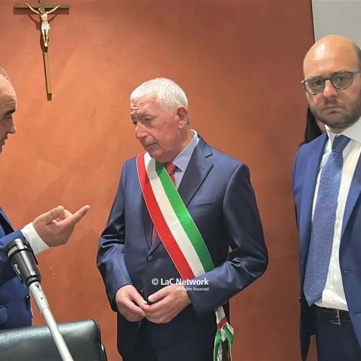 Rende, con il primo Consiglio comunale (ri)parte ufficialmente l’era Principe: «La questione sociale al centro»\n