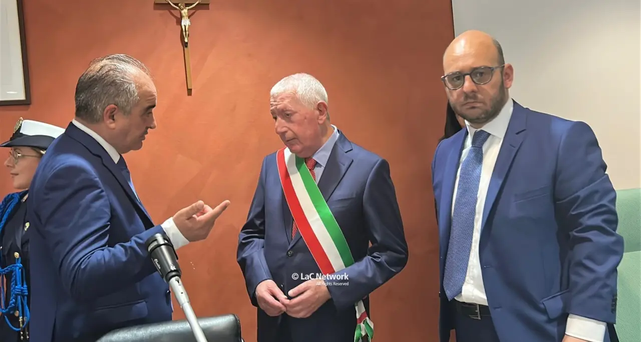 Rende, con il primo Consiglio comunale (ri)parte ufficialmente l’era Principe: «La questione sociale al centro»\n