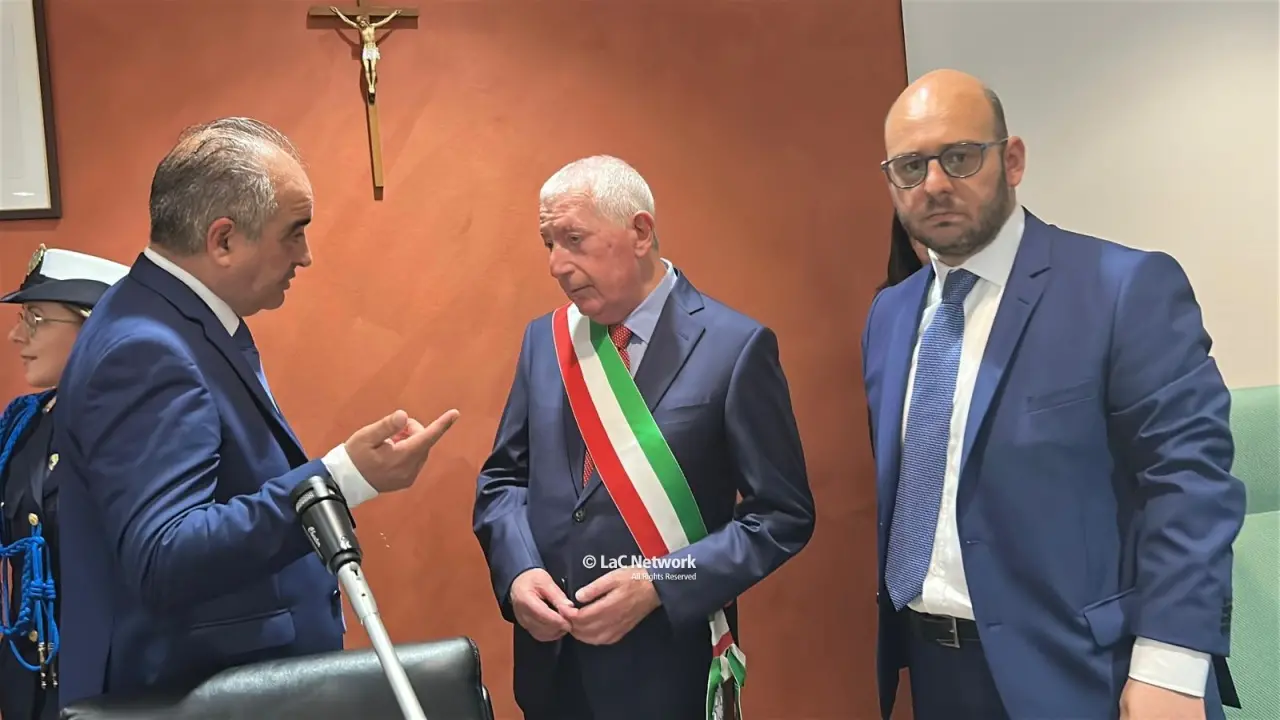 Rende, con il primo Consiglio comunale (ri)parte ufficialmente l’era Principe: «La questione sociale al centro»\n