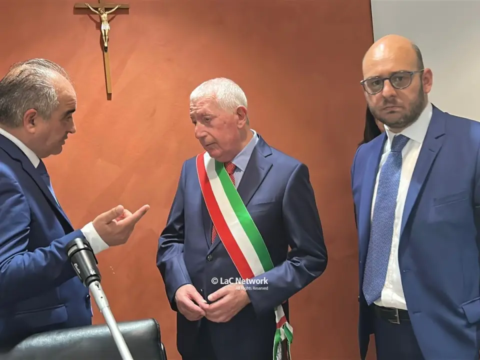 Rende, con il primo Consiglio comunale (ri)parte ufficialmente l’era Principe: «La questione sociale al centro»