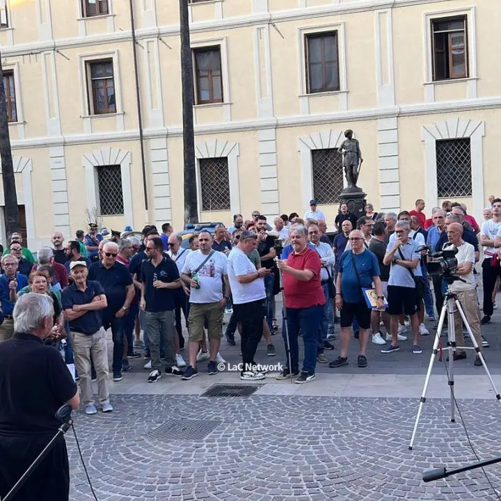 Cosenza calcio, la protesta dei tifosi contro Eugenio Guarascio: «Vogliamo certezze sul futuro»