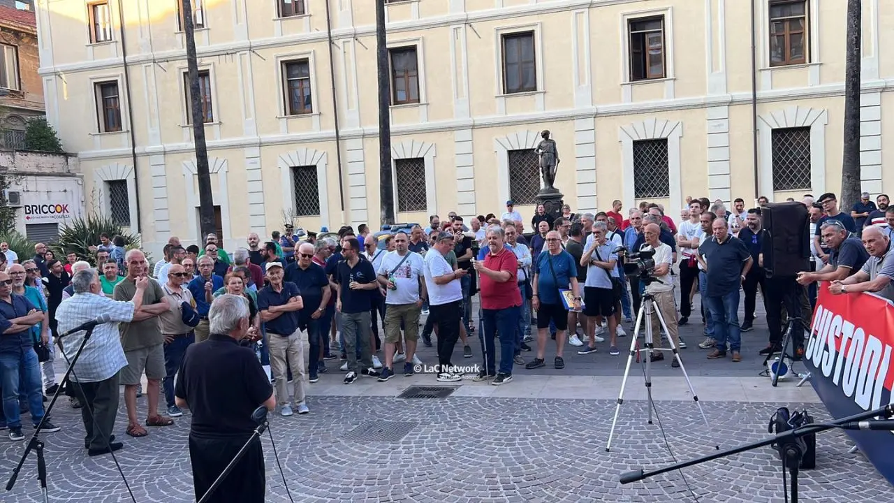La protesta dei tifosi rossobl\\u00F9 contro il presidente Guarascio