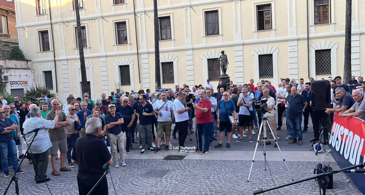 Cosenza calcio, la protesta dei tifosi contro Eugenio Guarascio: «Vogliamo certezze sul futuro»
