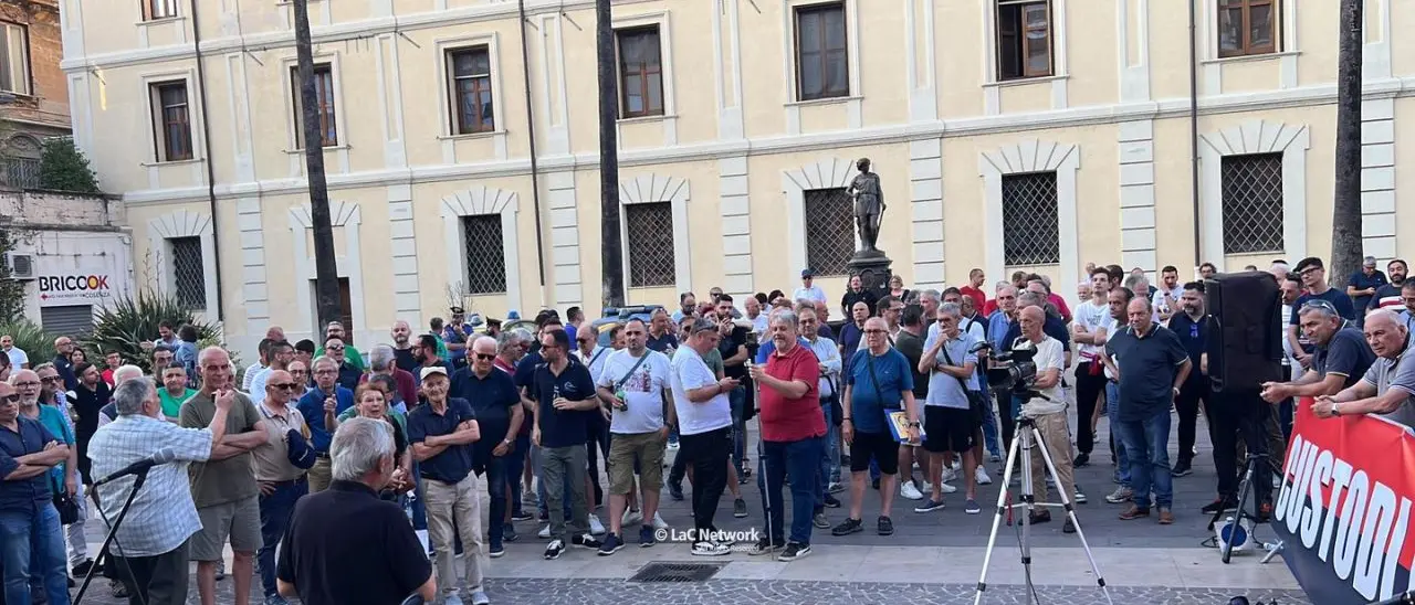 Cosenza calcio, la protesta dei tifosi contro Eugenio Guarascio: «Vogliamo certezze sul futuro»
