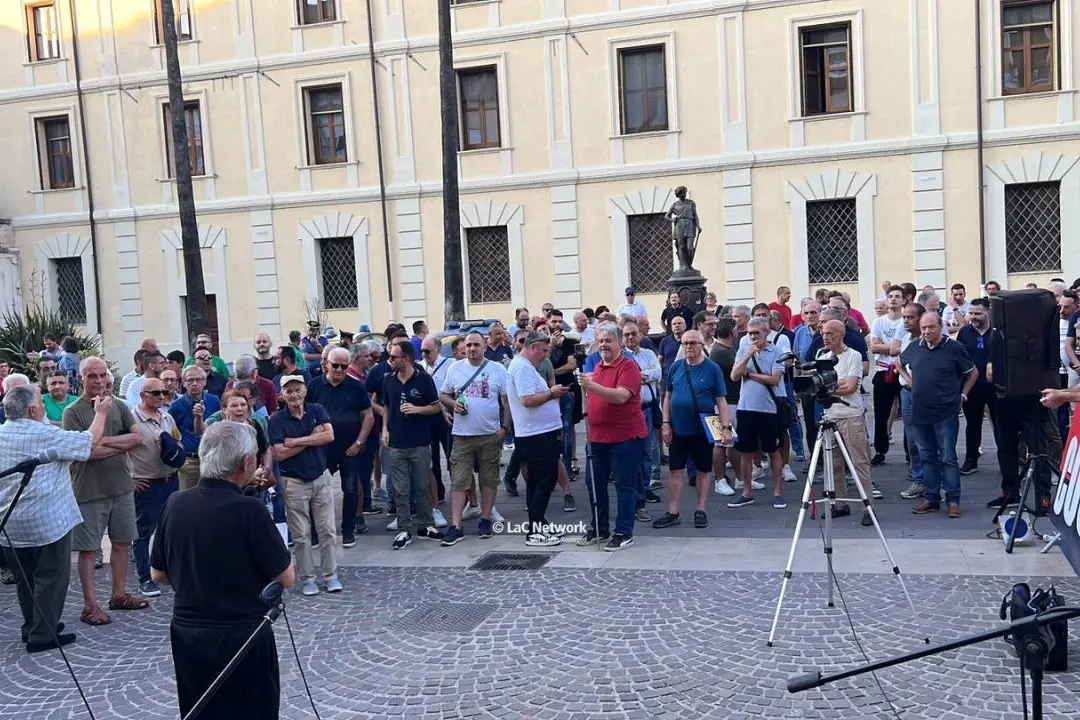La protesta dei tifosi rossobl\\u00F9 contro il presidente Guarascio