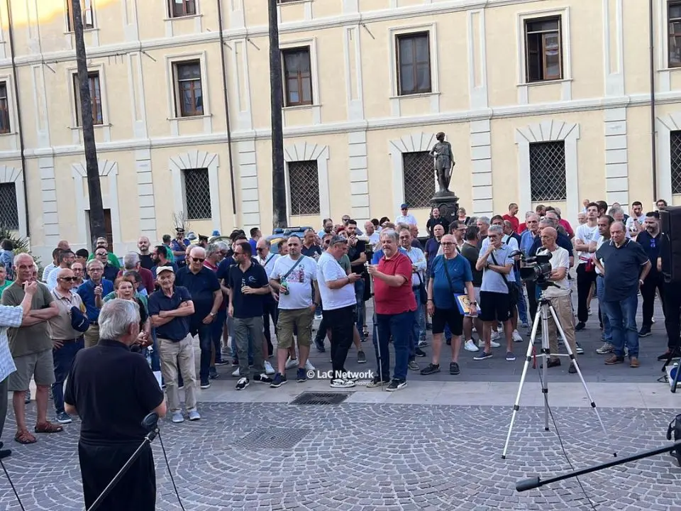 Cosenza calcio, la protesta dei tifosi contro Eugenio Guarascio: «Vogliamo certezze sul futuro»