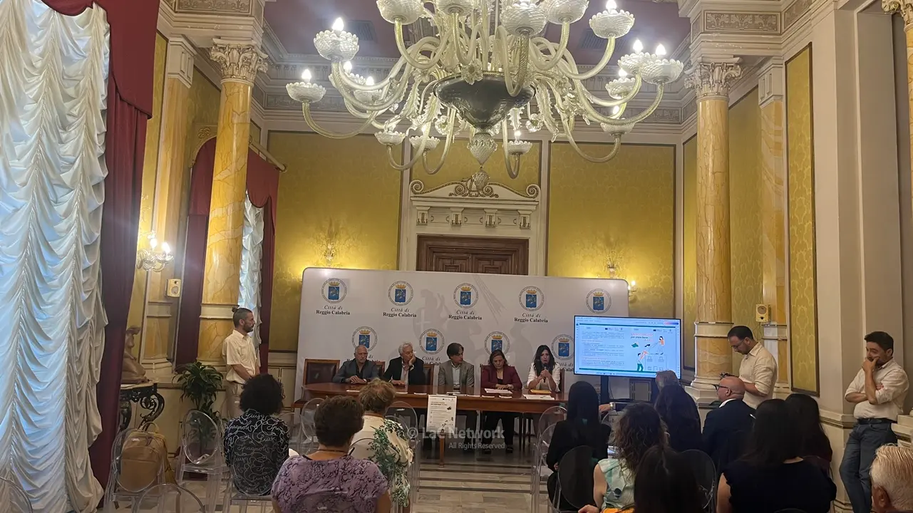 <p>La presentazione nella salone dei Lampadari Italo Falcomat&agrave; di palazzo San Giorgio, sede dell&#39;amministrazione comunale di&nbsp;Reggio</p>\\n