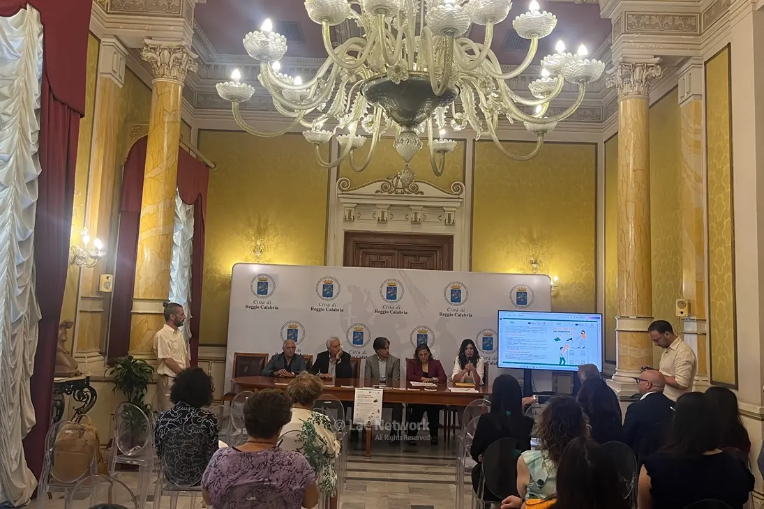 <p>La presentazione nella salone dei Lampadari Italo Falcomat&agrave; di palazzo San Giorgio, sede dell&#39;amministrazione comunale di&nbsp;Reggio</p>\\n