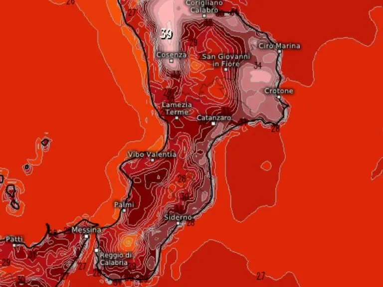 Calabria nella morsa del caldo africano: temperature vicine ai 40 gradi, l’afa soffoca coste e pianure interne