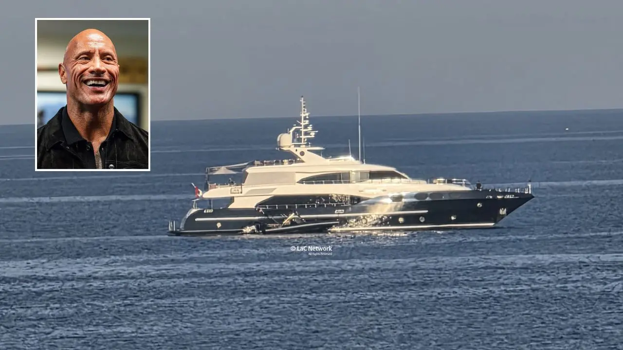 Il super yacht al largo di Le Castella, nel riquadro Dwayne Johnson \"The Rock\"