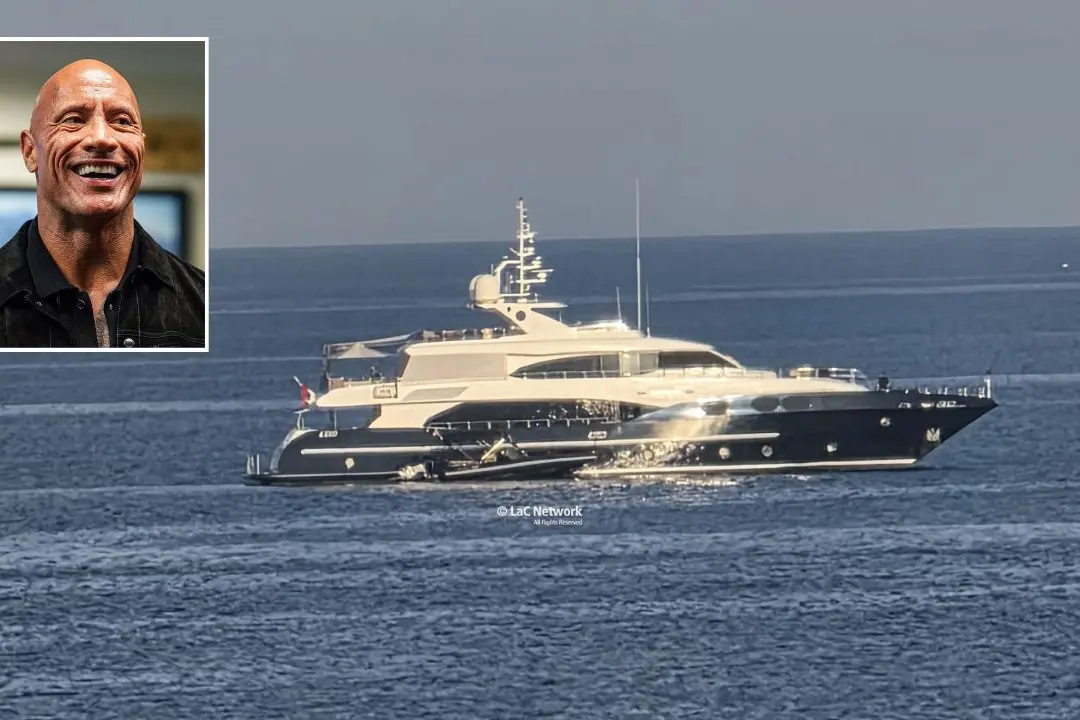 Il super yacht al largo di Le Castella, nel riquadro Dwayne Johnson \"The Rock\"