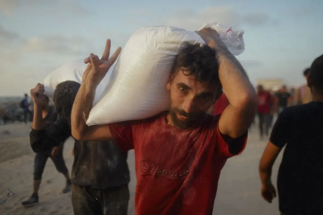Palestinesi nei punti di distruzione degli aiuti umanitari