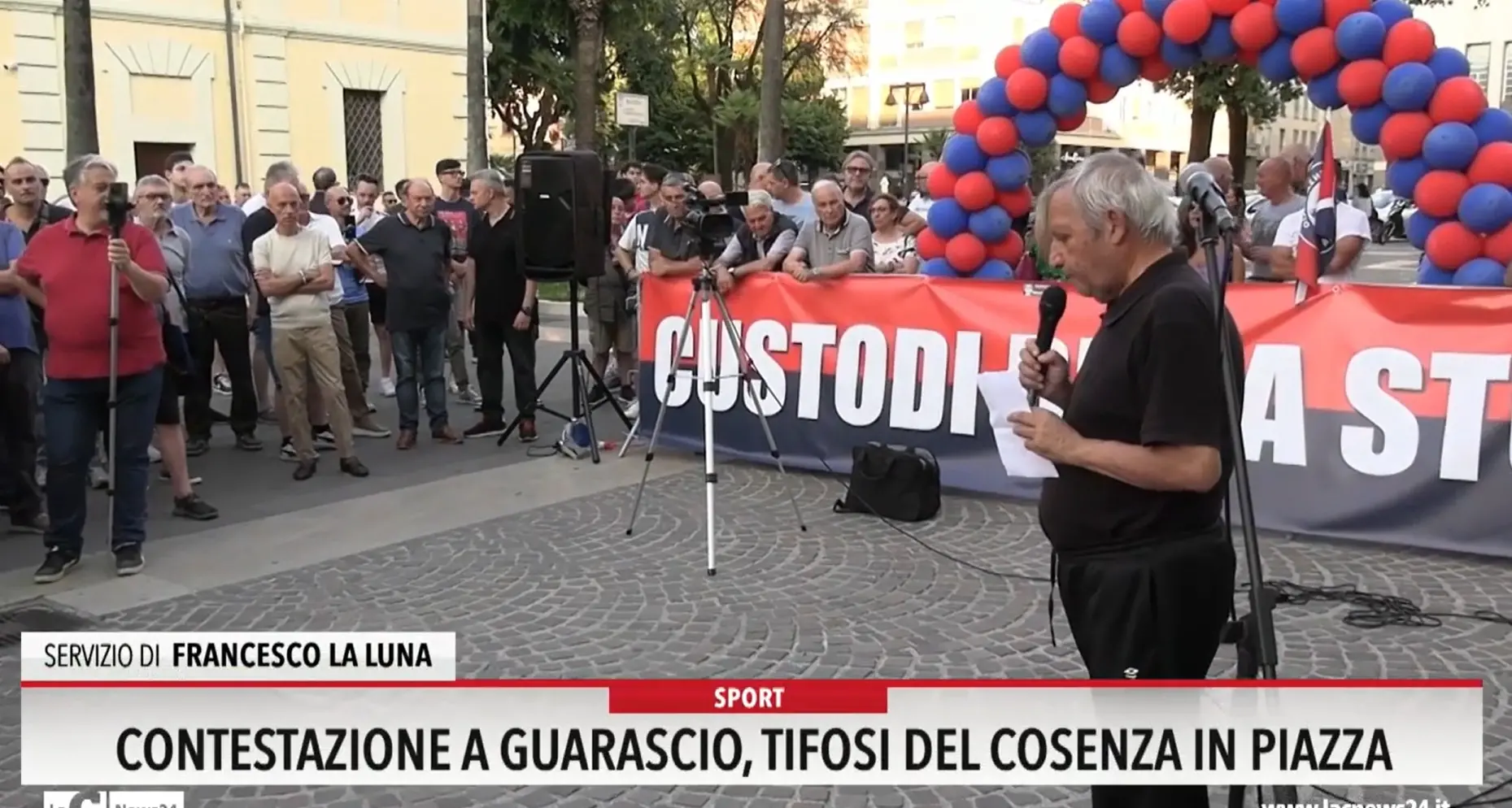 Contestazione a Guarascio, tifosi del Cosenza in piazza