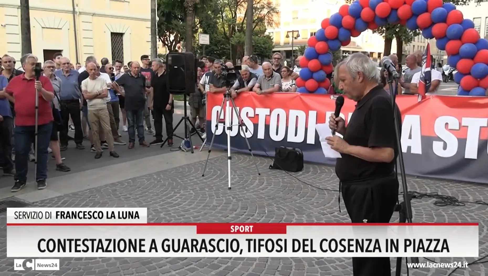Contestazione a Guarascio, tifosi del Cosenza in piazza