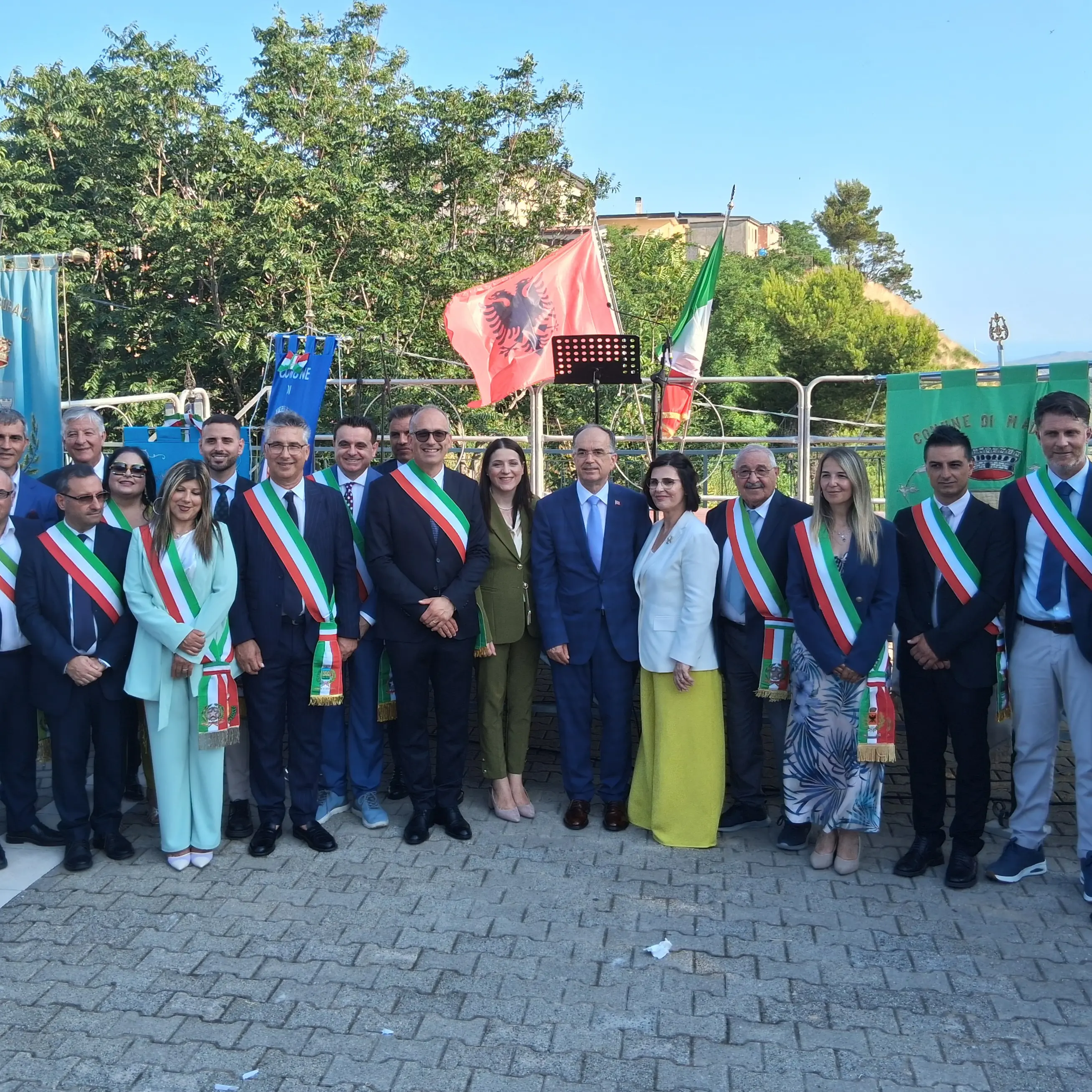 Italia e Albania si abbracciano a Marcedusa,\u00A0il presidente albanese Begaj fa visita alla comunità arbereshe\n
