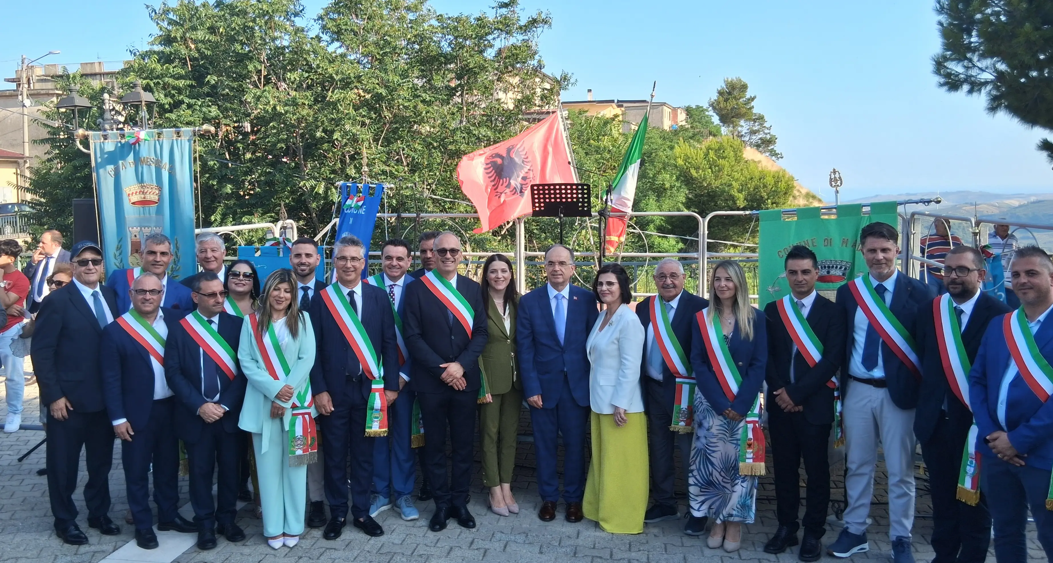Italia e Albania si abbracciano a Marcedusa,\u00A0il presidente albanese Begaj fa visita alla comunità arbereshe\n