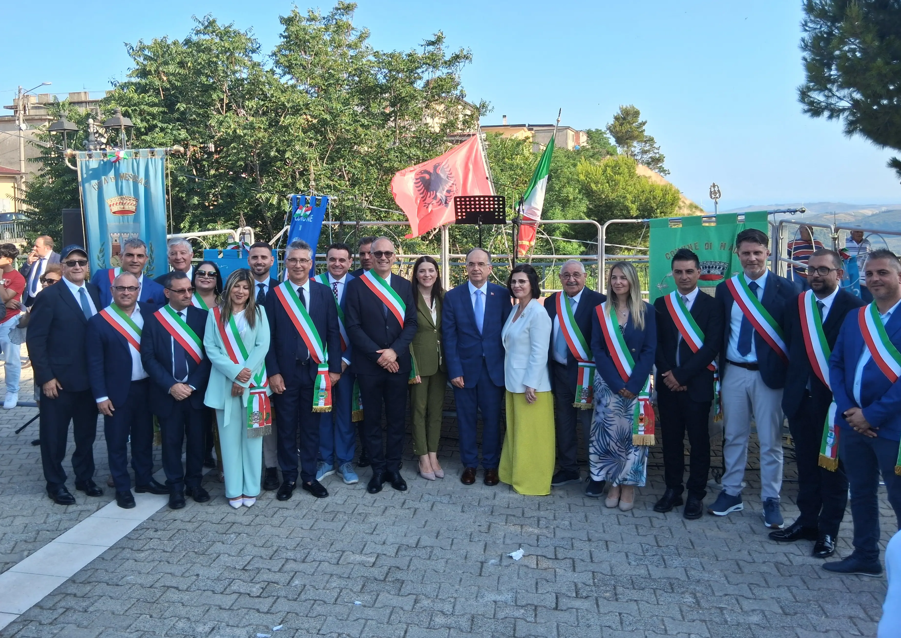 Italia e Albania si abbracciano a Marcedusa,\u00A0il presidente albanese Begaj fa visita alla comunità arbereshe\n