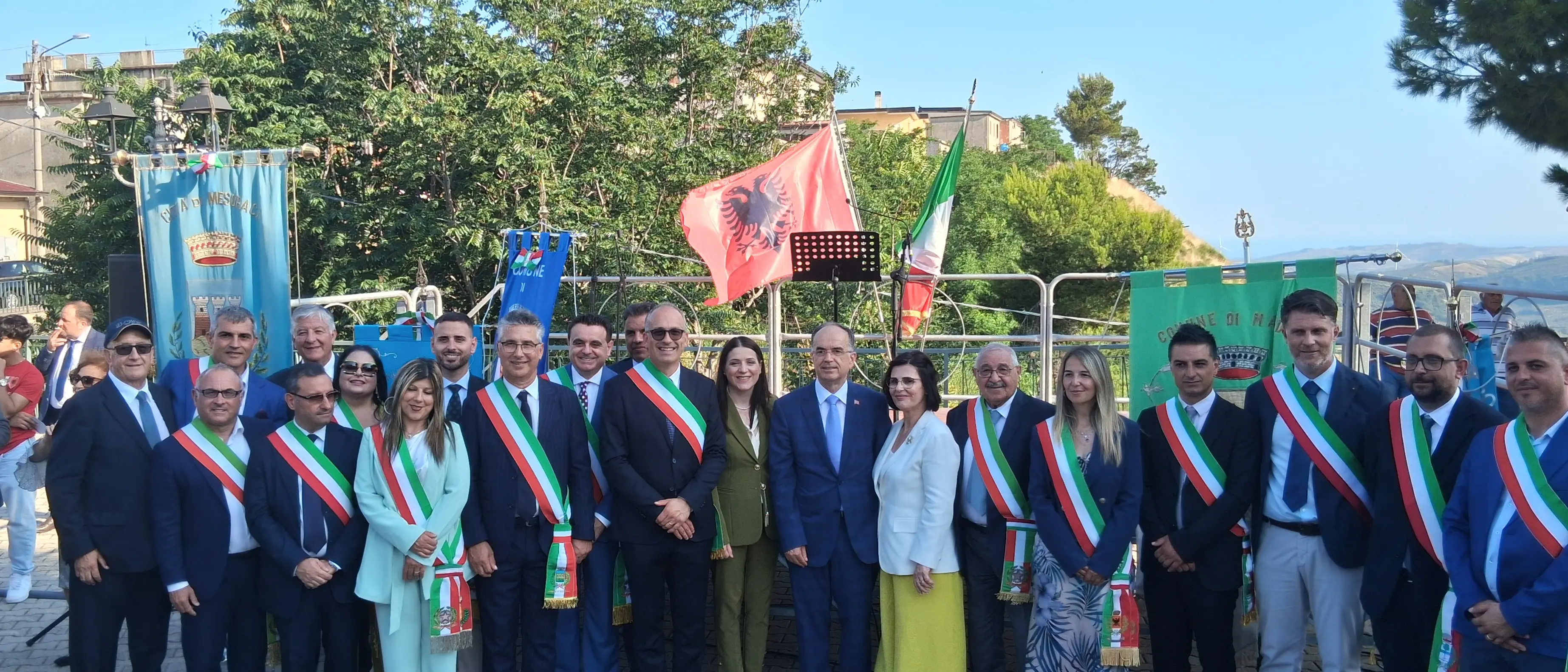 Italia e Albania si abbracciano a Marcedusa,\u00A0il presidente albanese Begaj fa visita alla comunità arbereshe\n