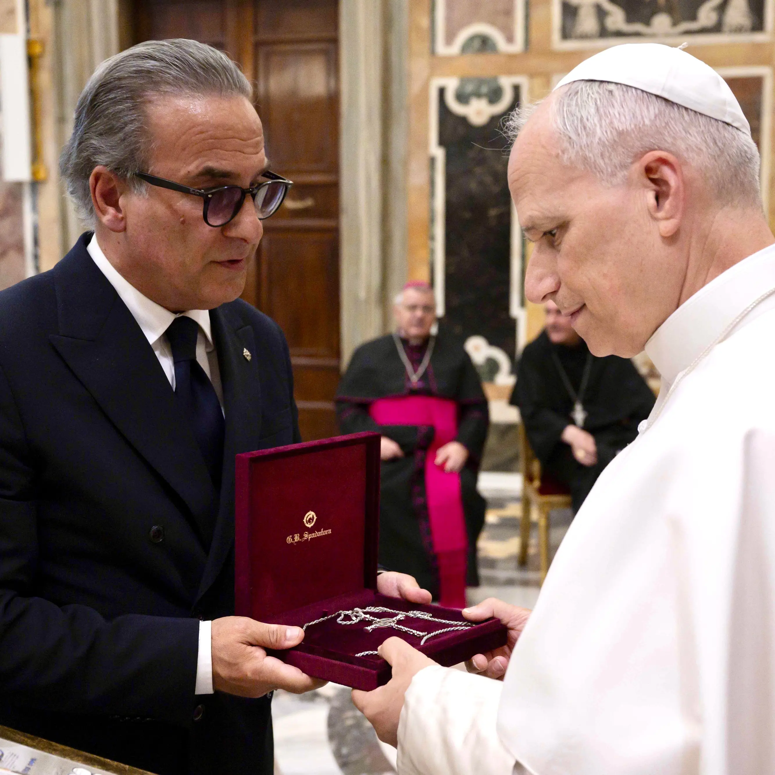 Papa Leone incontra l’arte orafa calabrese: per lui una croce d’oro dai maestri Spadafora di San Giovanni in Fiore