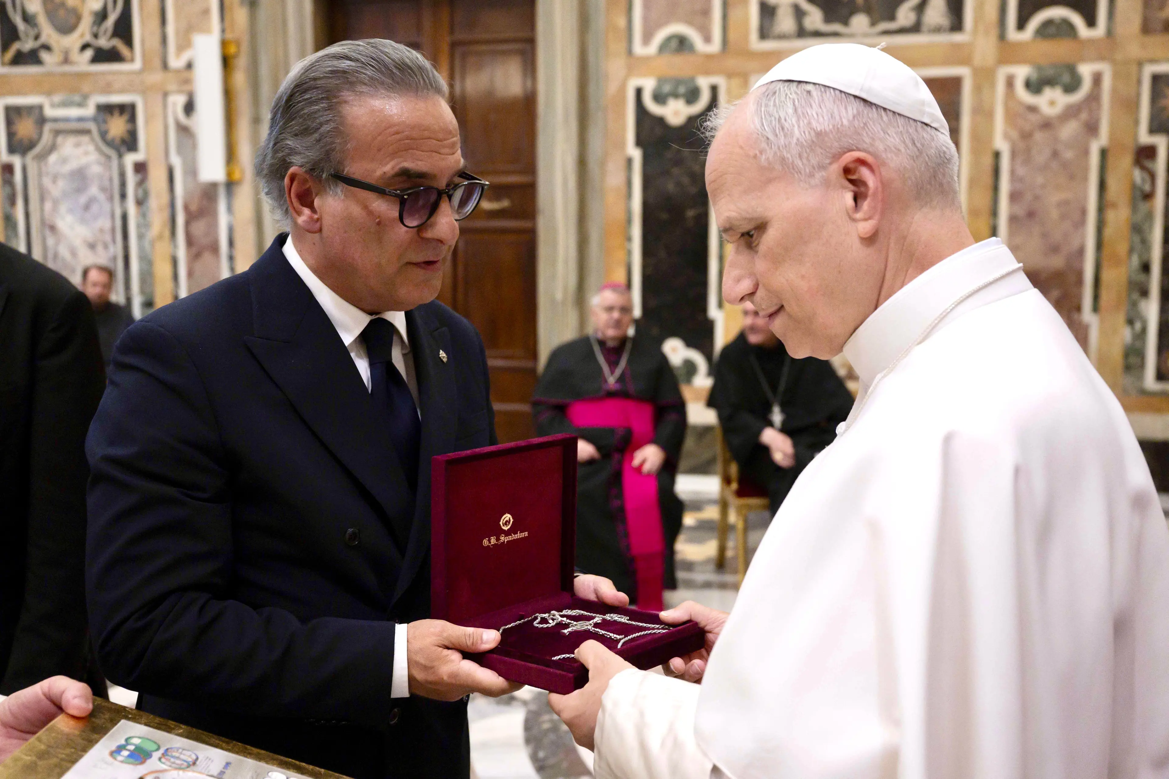 Papa Leone incontra l’arte orafa calabrese: per lui una croce d’oro dagli Spadafora di San Giovanni in Fiore\n
