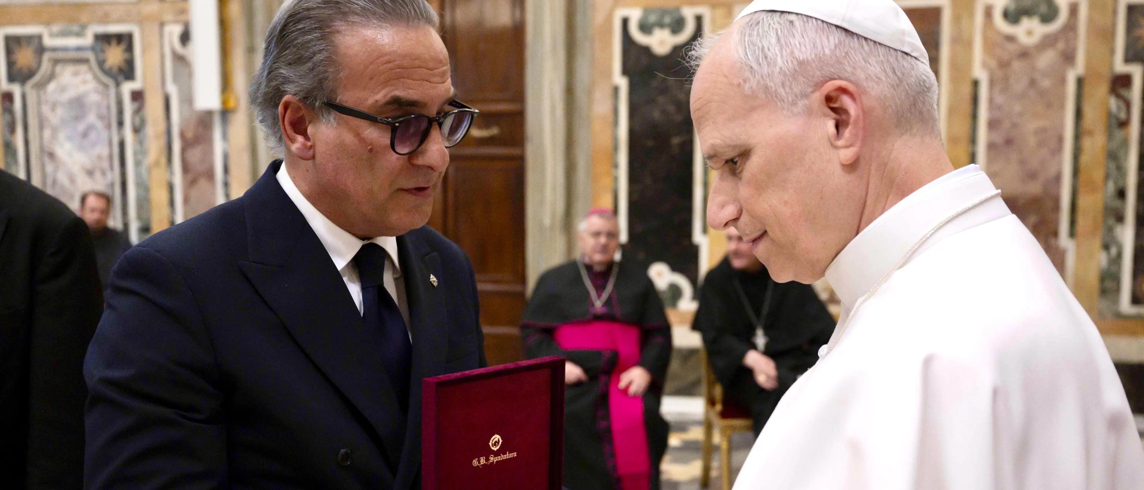 Papa Leone incontra l’arte orafa calabrese: per lui una croce d’oro dagli Spadafora di San Giovanni in Fiore\n