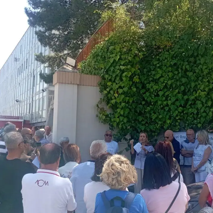 Sit-in\u00A0all'ospedale di Polistena, il grido l’allarme della popolazione: «Così non si può andare avanti, siamo esasperati»\n