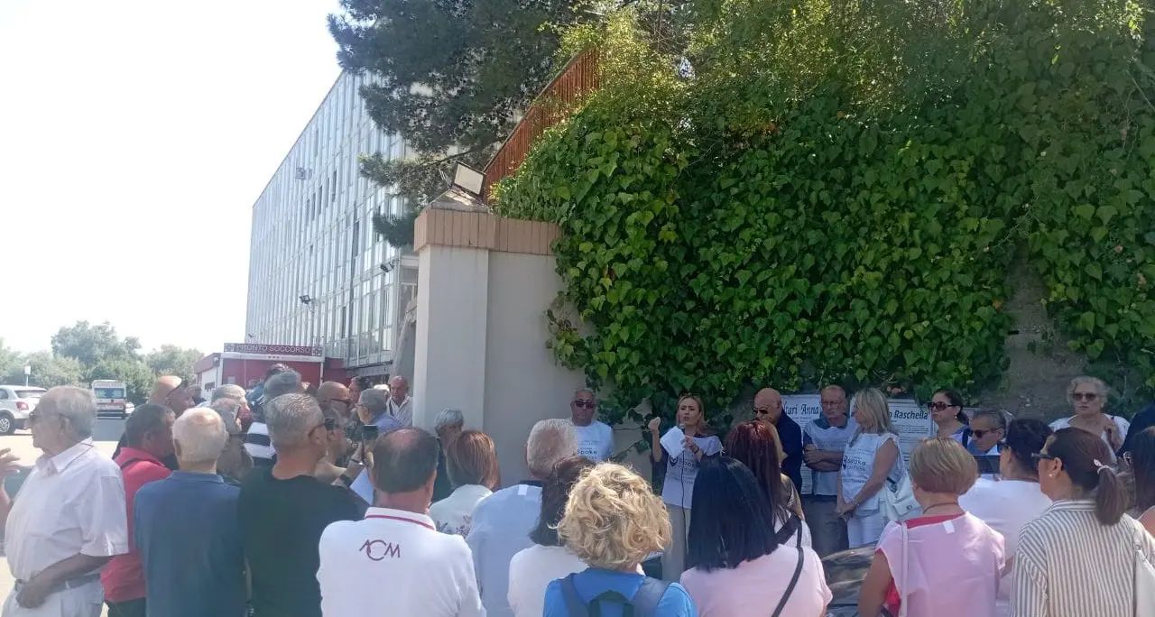 Sit-in\u00A0all'ospedale di Polistena, il grido l’allarme della popolazione: «Così non si può andare avanti, siamo esasperati»\n