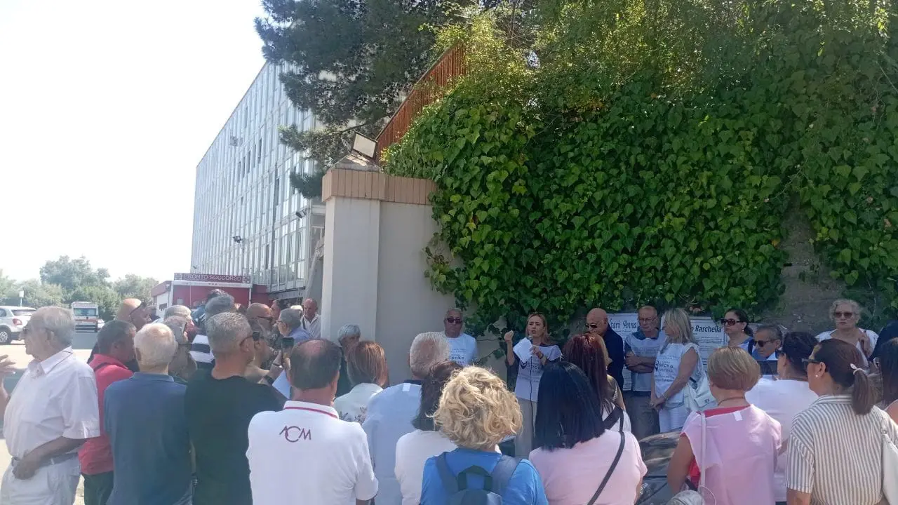 Sit-in\u00A0all'ospedale di Polistena, il grido l’allarme della popolazione: «Così non si può andare avanti, siamo esasperati»\n