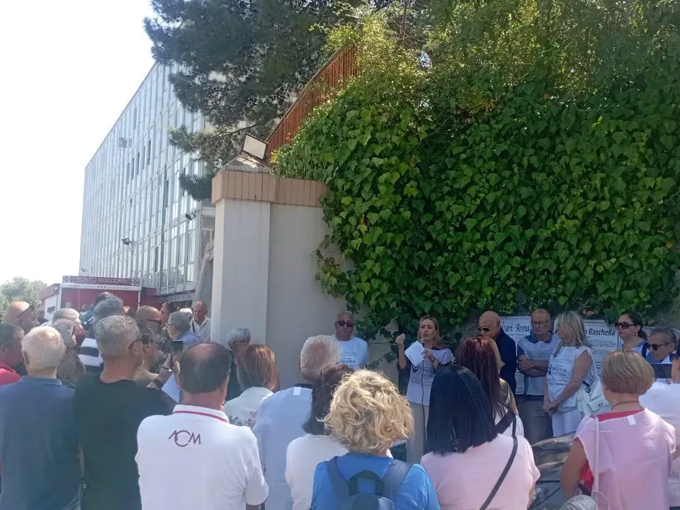 Sit-in all'ospedale di Polistena, il grido l’allarme della popolazione: «Così non si può andare avanti, siamo esasperati»