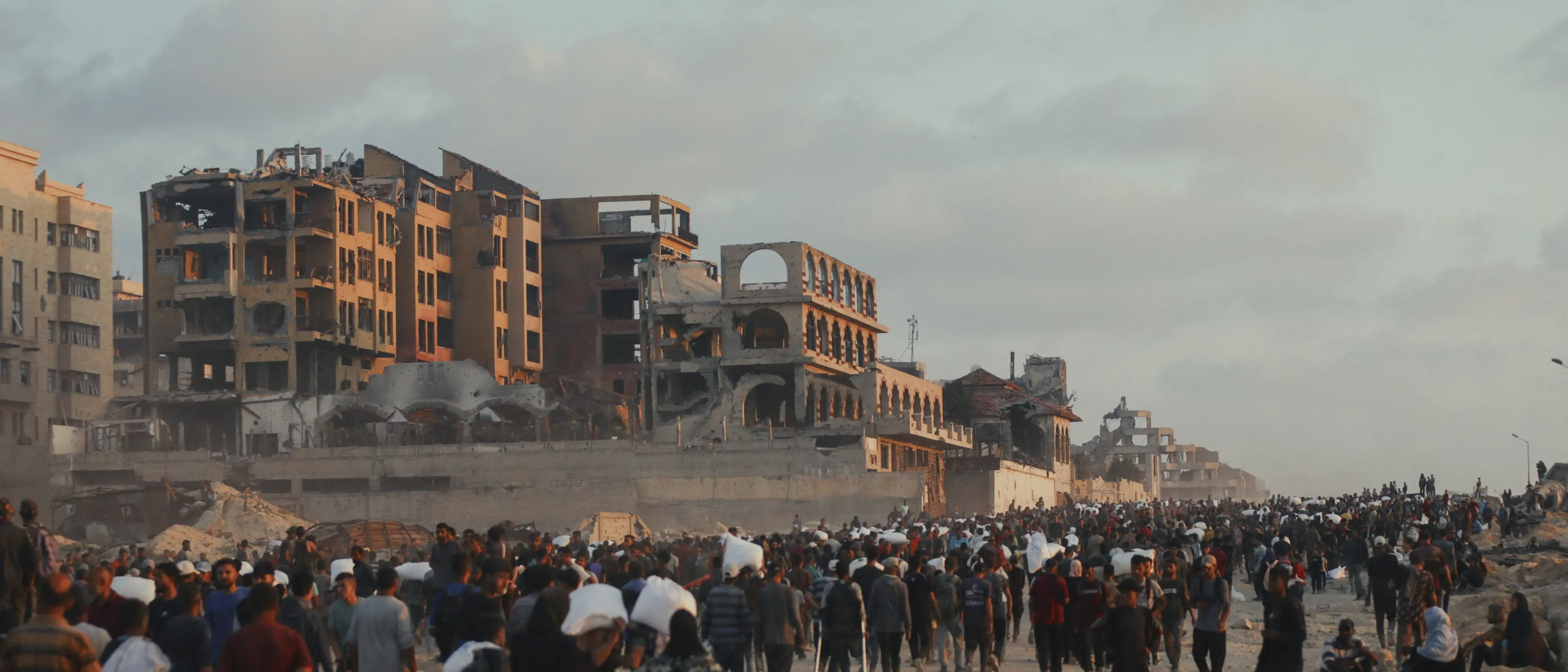 A Gaza si muore per il pane, oltre 400 vittime in un mese nei centri aiuti: la fame è diventata arma di guerra\n