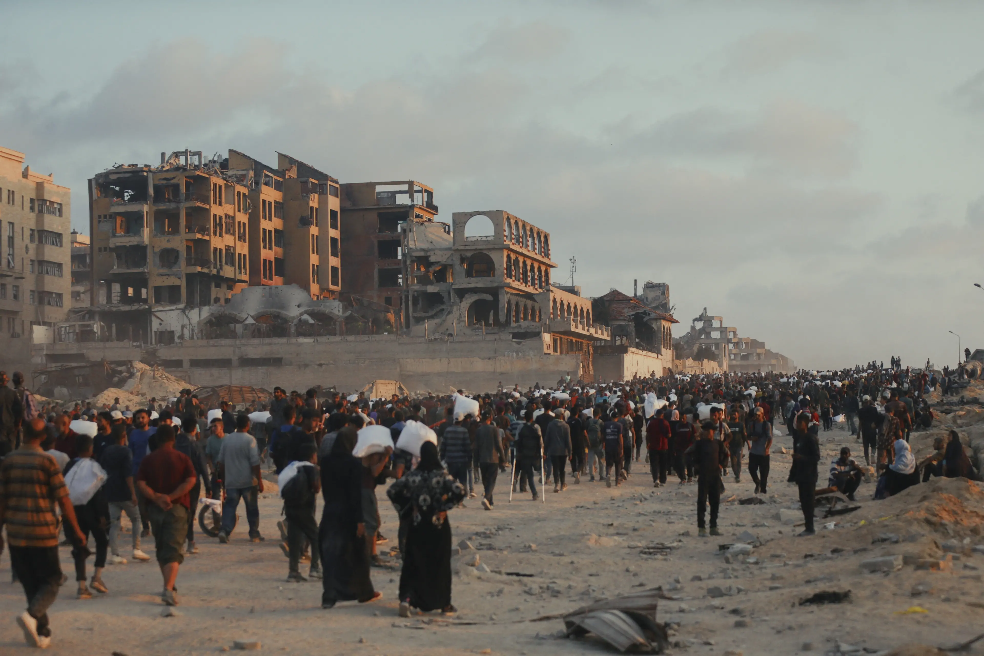<p>Palestinesi in fila per gli aiuti umanitari</p>\\n , Middle East Images/ABACA