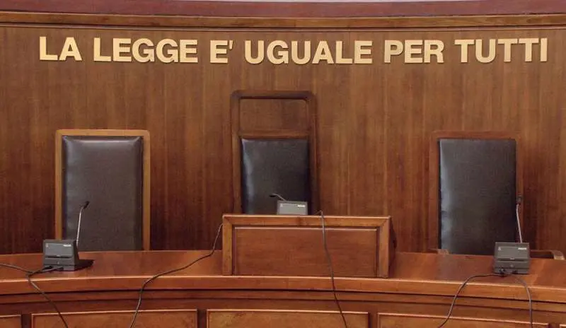 Al fianco di tutti i magistrati liberi e onesti (e della legalità)