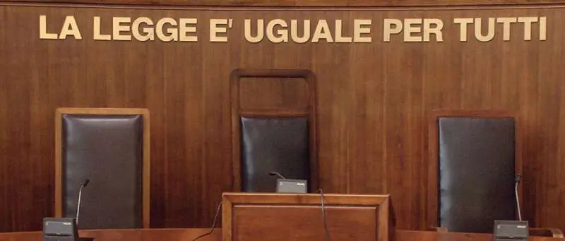 Al fianco di tutti i magistrati liberi e onesti (e della legalità)