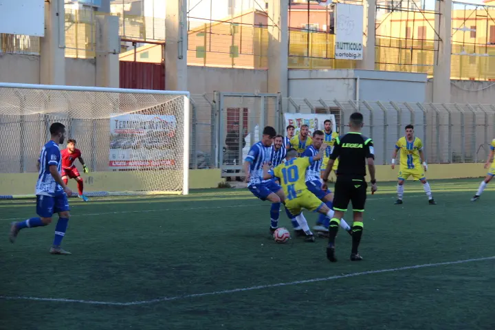 Il Corigliano dura un tempo. Il Licata è straripante (5-1)