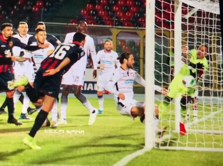 Cosenza-Crotone, altro caso Muntari. Derby a Stroppa, rabbia Braglia (0-1)