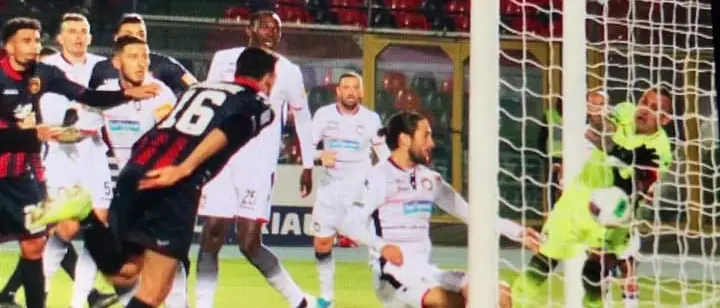 Cosenza-Crotone, altro caso Muntari. Derby a Stroppa, rabbia Braglia (0-1)