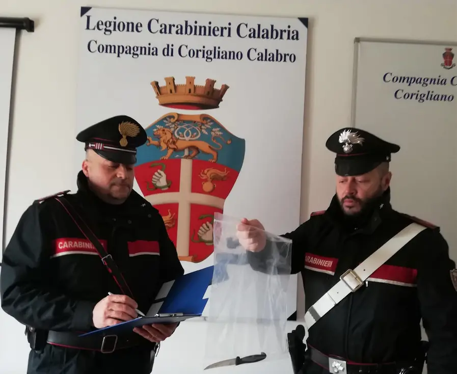 Tenta di uccidere il padre con un coltello, arrestato dai carabinieri