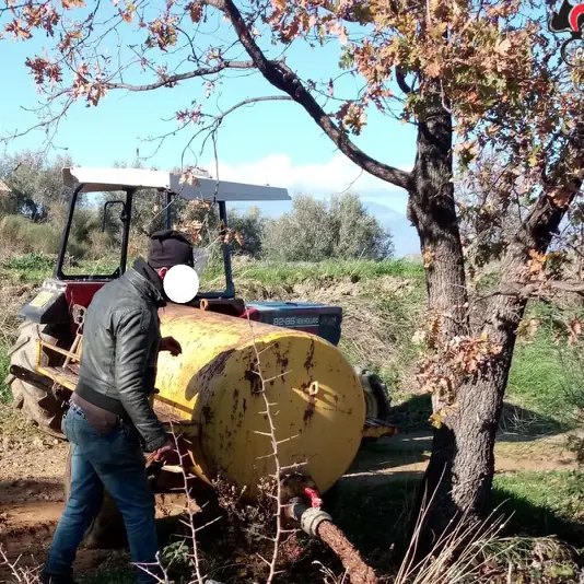 Sversava residui di un frantoio oleario su un terreno, due denunce