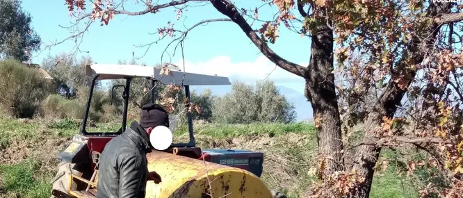 Sversava residui di un frantoio oleario su un terreno, due denunce