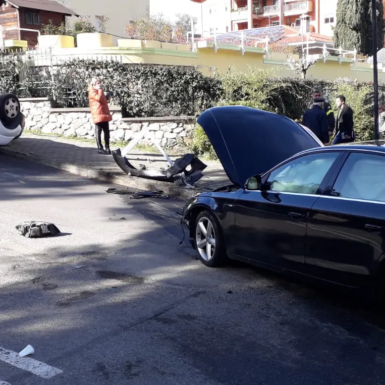 Incidente rocambolesco a Rende, solo feriti lievi: ecco le foto