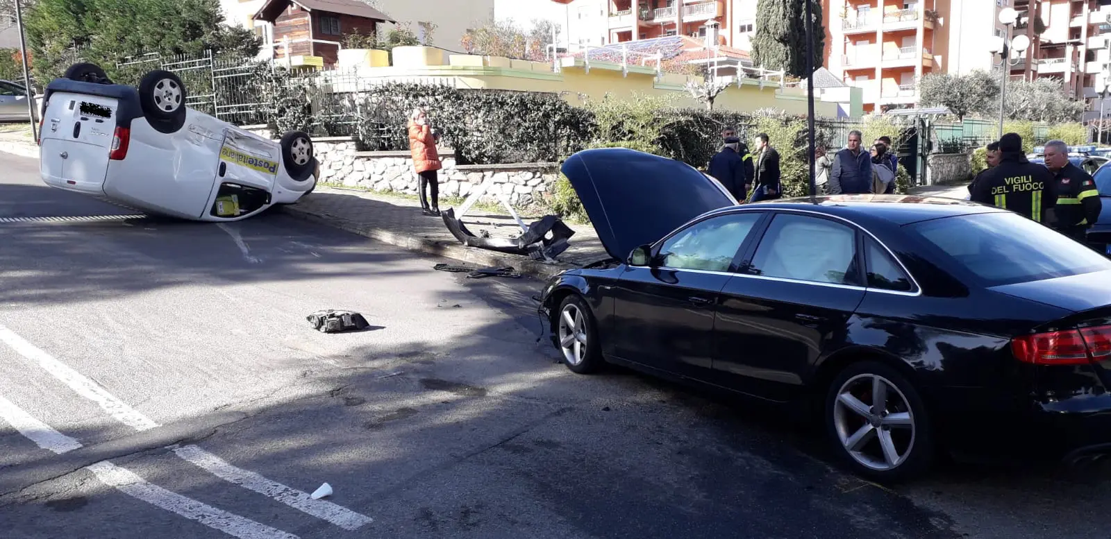 Incidente rocambolesco a Rende, solo feriti lievi: ecco le foto