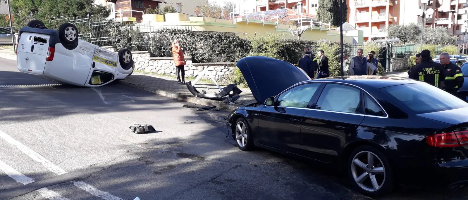 Incidente rocambolesco a Rende, solo feriti lievi: ecco le foto